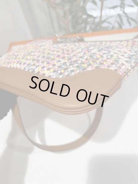 画像4: 【新品同様品】HERMES エルメス トリム31 シルキー スイフト×シルク マルチカラー シルバー金具 Z刻印 2021-2022 AW 日本未入荷 ショルダーバッグ メッセンジャーバッグ ポシェット レディース 女性用 ブランド 本革 レザー ピンク 希少 レア プレゼント バック (4)