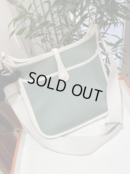 画像2: 【美品】HERMES エルメス エヴリン3 PM トロワ トリヨンクレマンス×トワルオフィシエ ホワイト×ライトグリーン シルバー金具 M刻印□ コンビ 中古 ショルダーバッグ ボディバッグ メッセンジャーバッグ レディース 女性用 ブランド 本革 レザー 白 緑 レア バック (2)