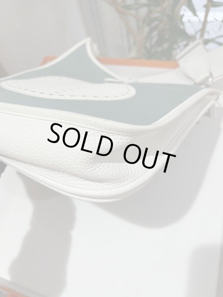 画像4: 【美品】HERMES エルメス エヴリン3 PM トロワ トリヨンクレマンス×トワルオフィシエ ホワイト×ライトグリーン シルバー金具 M刻印□ コンビ 中古 ショルダーバッグ ボディバッグ メッセンジャーバッグ レディース 女性用 ブランド 本革 レザー 白 緑 レア バック (4)