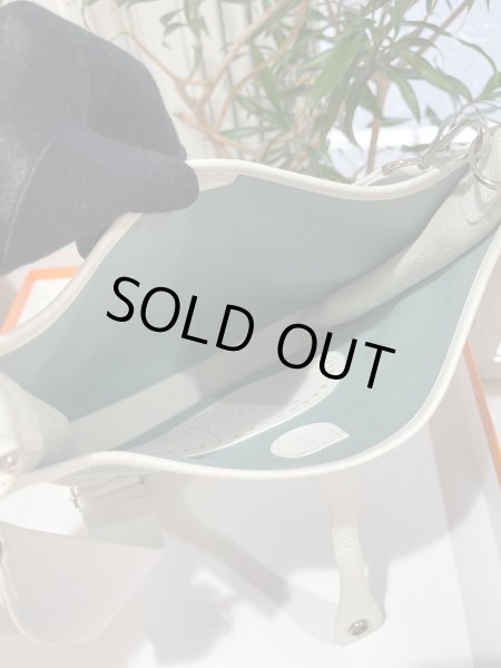 画像7: 【美品】HERMES エルメス エヴリン3 PM トロワ トリヨンクレマンス×トワルオフィシエ ホワイト×ライトグリーン シルバー金具 M刻印□ コンビ 中古 ショルダーバッグ ボディバッグ メッセンジャーバッグ レディース 女性用 ブランド 本革 レザー 白 緑 レア バック (7)