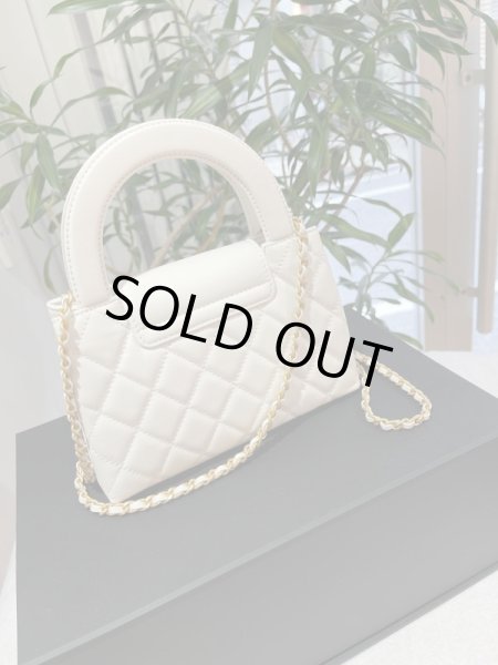 画像2: 【新品】【未使用品】2023-2024 AW 新作 CHANEL シャネル AS4416 B14296 10601 マトラッセ トップハンドル ミニ ショッピングバッグ シャイニーエイジドカーフスキン ホワイト ゴールド金具 23K ハンドバッグ レディース 女性用 白 ブランド レア プレゼント (2)