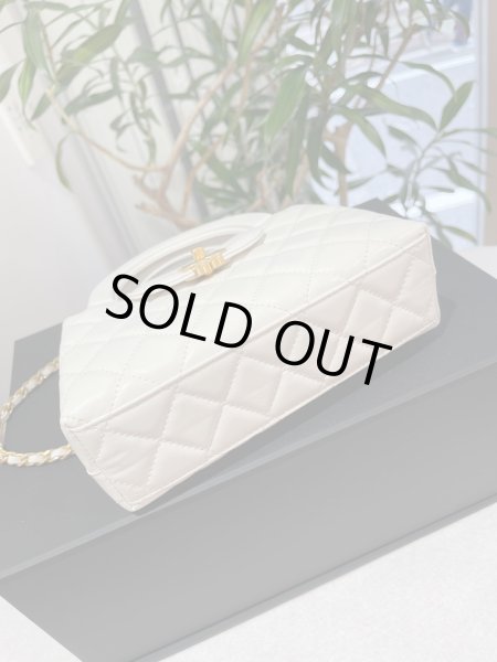 画像3: 【新品】【未使用品】2023-2024 AW 新作 CHANEL シャネル AS4416 B14296 10601 マトラッセ トップハンドル ミニ ショッピングバッグ シャイニーエイジドカーフスキン ホワイト ゴールド金具 23K ハンドバッグ レディース 女性用 白 ブランド レア プレゼント (3)