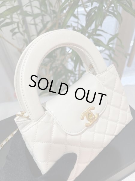 画像4: 【新品】【未使用品】2023-2024 AW 新作 CHANEL シャネル AS4416 B14296 10601 マトラッセ トップハンドル ミニ ショッピングバッグ シャイニーエイジドカーフスキン ホワイト ゴールド金具 23K ハンドバッグ レディース 女性用 白 ブランド レア プレゼント (4)