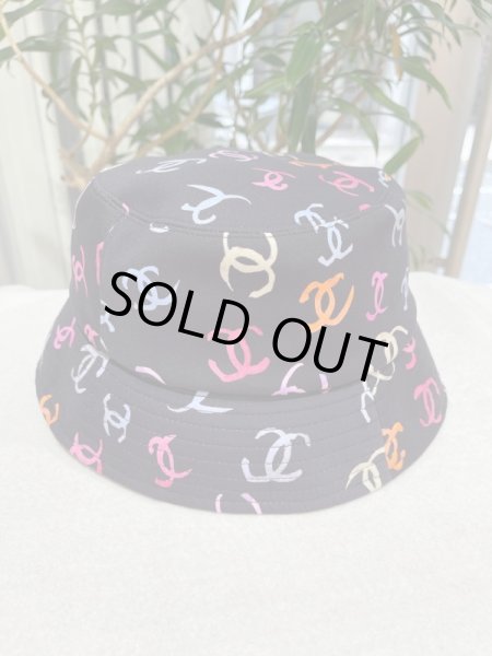 画像2: 【新品】【未使用品】2024春夏コレクション 最新作 CHANEL シャネルAAA073 B16599 NY489 ココマーク バケット ハット M ナイロン×ポリウレタン マルチカラー 24SS 帽子 キャップ レディース 女性用 ブランド ファッション 小物 プレゼント ギフト 希少 レア (2)