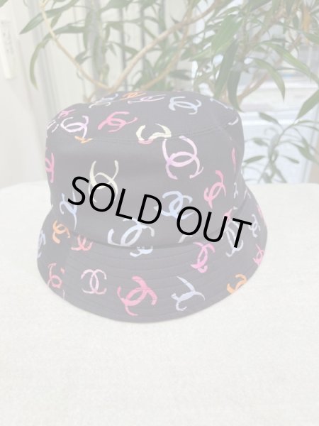 画像3: 【新品】【未使用品】2024春夏コレクション 最新作 CHANEL シャネルAAA073 B16599 NY489 ココマーク バケット ハット M ナイロン×ポリウレタン マルチカラー 24SS 帽子 キャップ レディース 女性用 ブランド ファッション 小物 プレゼント ギフト 希少 レア (3)