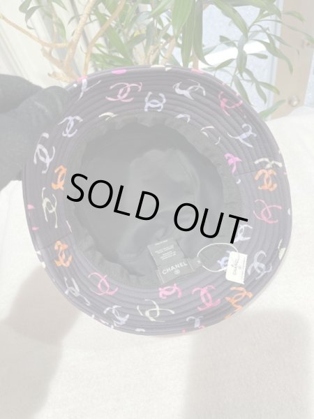 画像4: 【新品】【未使用品】2024春夏コレクション 最新作 CHANEL シャネルAAA073 B16599 NY489 ココマーク バケット ハット M ナイロン×ポリウレタン マルチカラー 24SS 帽子 キャップ レディース 女性用 ブランド ファッション 小物 プレゼント ギフト 希少 レア (4)