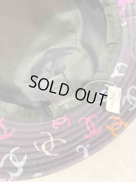 画像5: 【新品】【未使用品】2024春夏コレクション 最新作 CHANEL シャネルAAA073 B16599 NY489 ココマーク バケット ハット M ナイロン×ポリウレタン マルチカラー 24SS 帽子 キャップ レディース 女性用 ブランド ファッション 小物 プレゼント ギフト 希少 レア (5)