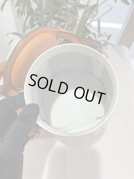 画像6: 【新品同様品】HERMES エルメス ファーミングPM ビコローレ ヴォーエプソン ホワイト×オレンジ シルバー金具 I刻印□ バイカラー 中古 ショルダーバッグ ハンドバッグ レディース 女性用 ブランド 本革 レザー 白 筒型 希少 レア プレゼント ギフト (6)