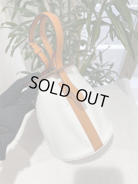 画像3: 【新品同様品】HERMES エルメス ファーミングPM ビコローレ ヴォーエプソン ホワイト×オレンジ シルバー金具 I刻印□ バイカラー 中古 ショルダーバッグ ハンドバッグ レディース 女性用 ブランド 本革 レザー 白 筒型 希少 レア プレゼント ギフト (3)