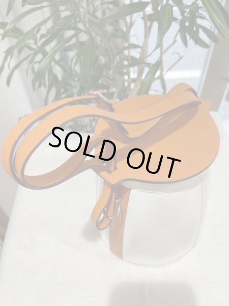 画像5: 【新品同様品】HERMES エルメス ファーミングPM ビコローレ ヴォーエプソン ホワイト×オレンジ シルバー金具 I刻印□ バイカラー 中古 ショルダーバッグ ハンドバッグ レディース 女性用 ブランド 本革 レザー 白 筒型 希少 レア プレゼント ギフト (5)