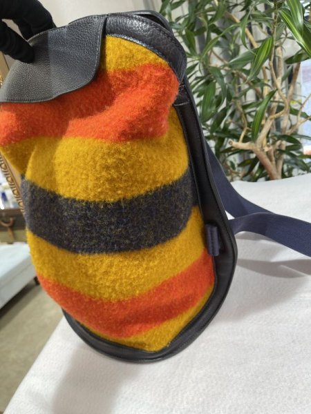 画像4: 【美品】HERMES エルメス シェルパGM ロカバール ウール×レザー オレンジ×イエロー×ネイビー ヴィンテージ 中古 リュックサック バックパック デイパック ショルダーバッグ ハンドバッグ レディース 女性用 ブランド 本革 レザー 希少 レア バック (4)