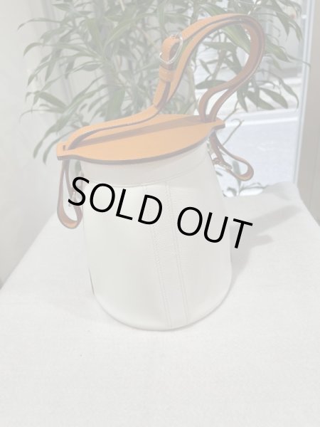 画像2: 【新品同様品】HERMES エルメス ファーミングPM ビコローレ ヴォーエプソン ホワイト×オレンジ シルバー金具 I刻印□ バイカラー 中古 ショルダーバッグ ハンドバッグ レディース 女性用 ブランド 本革 レザー 白 筒型 希少 レア プレゼント ギフト (2)