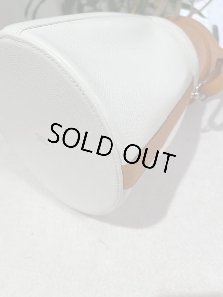 画像8: 【新品同様品】HERMES エルメス ファーミングPM ビコローレ ヴォーエプソン ホワイト×オレンジ シルバー金具 I刻印□ バイカラー 中古 ショルダーバッグ ハンドバッグ レディース 女性用 ブランド 本革 レザー 白 筒型 希少 レア プレゼント ギフト (8)