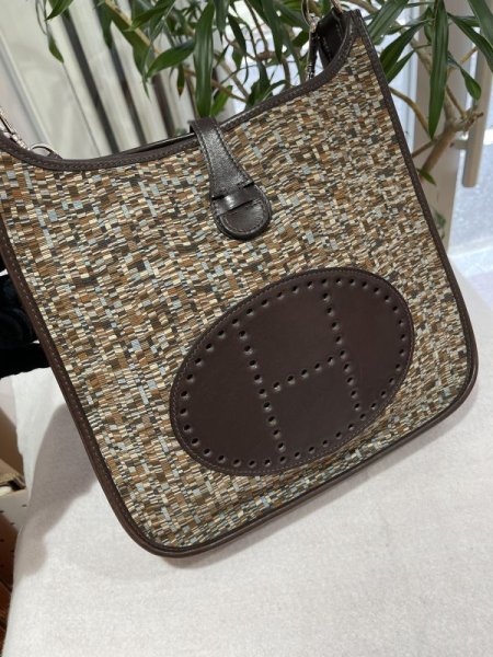 画像4: 【美品】HERMES エルメス エヴリン1 PM ヴィブラートスニップ×エバーカーフ エベーヌ シルバー金具 F刻印□ コンビ 中古 エブリン ショルダーバッグ ボディバッグ メッセンジャーバッグ レディース 女性用 ブランド 本革 レザー ブラウン 茶色 希少 レア バック (4)