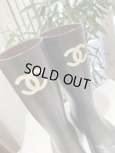 画像4: 【新品】【未使用品】CHANEL シャネルG45838 B17440 NZA90 ココマーク ロング レインブーツ 37 ラバー カーキ×ブラック 25B 2024-2025 AW メティエダ―ル 靴 シューズ レディース 女性用 ブランド グリーン 黒 レザー 長靴 希少 レア プレゼント ギフト (4)