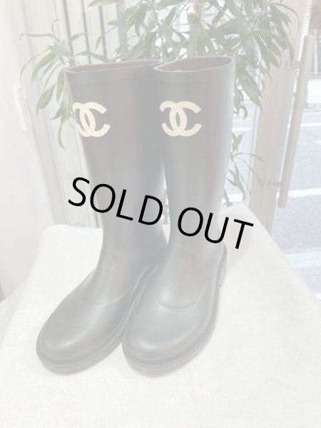 画像1: 【新品】【未使用品】CHANEL シャネルG45838 B17440 NZA90 ココマーク ロング レインブーツ 37 ラバー カーキ×ブラック 25B 2024-2025 AW メティエダ―ル 靴 シューズ レディース 女性用 ブランド グリーン 黒 レザー 長靴 希少 レア プレゼント ギフト (1)