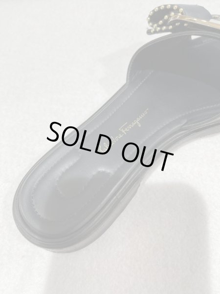 画像6: 【美品】FERRAGAMO フェラガモ ヴァラ フラットサンダル 5 1/2D レザー ブラック ゴールド金具 中古 靴 パンプス ミュール レディース 女性用 ブランド 黒 革 カーフ 希少 レア プレゼント ギフト (6)