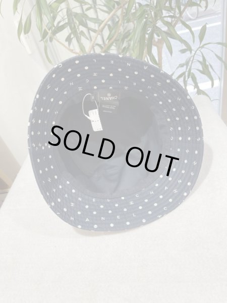 画像4: 【新品】【未使用品】2024春夏 プレコレクション 最新作 CHANEL シャネル AA9869 B15941 NV932 ココマーク ロゴ バケット ハット M コットン100% ネイビー×ホワイト 24P 帽子 レディース 女性用 紺 白 ブランド ファッション 小物 プレゼント ギフト 希少 レア (4)