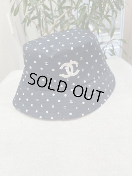画像1: 【新品】【未使用品】2024春夏 プレコレクション 最新作 CHANEL シャネル AA9869 B15941 NV932 ココマーク ロゴ バケット ハット M コットン100% ネイビー×ホワイト 24P 帽子 レディース 女性用 紺 白 ブランド ファッション 小物 プレゼント ギフト 希少 レア (1)