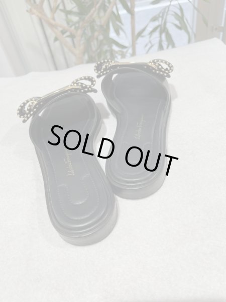 画像3: 【美品】FERRAGAMO フェラガモ ヴァラ フラットサンダル 5 1/2D レザー ブラック ゴールド金具 中古 靴 パンプス ミュール レディース 女性用 ブランド 黒 革 カーフ 希少 レア プレゼント ギフト (3)