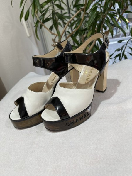 画像1: 【美品】CHANEL シャネル ロゴ クリア ヒール サンダル 35 1/2 レザー×エナメル ホワイト×ブラック×ベージュ シルバー金具 中古 靴 パンプス ミュール レディース 女性用 ブランド 白 黒 希少 レア (1)