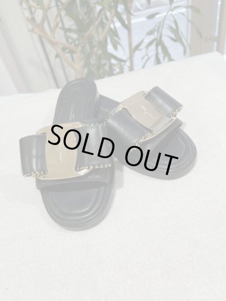 画像1: 【美品】FERRAGAMO フェラガモ ヴァラ フラットサンダル 5 1/2D レザー ブラック ゴールド金具 中古 靴 パンプス ミュール レディース 女性用 ブランド 黒 革 カーフ 希少 レア プレゼント ギフト (1)