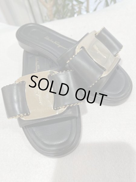 画像4: 【美品】FERRAGAMO フェラガモ ヴァラ フラットサンダル 5 1/2D レザー ブラック ゴールド金具 中古 靴 パンプス ミュール レディース 女性用 ブランド 黒 革 カーフ 希少 レア プレゼント ギフト (4)