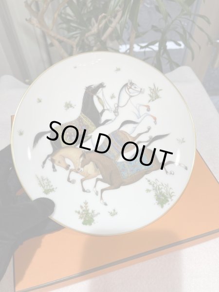 画像3: 【新品】【未使用品】HERMES エルメスデザートプレート シュヴァルドリアン Cheval d Orient 2枚セット 馬柄 陶器 ホワイト×ゴールド 2021年新作食器 お皿 インテリア 置物 ブランド 希少 レア プレゼント ギフト (3)