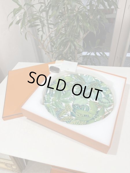 画像1: 【新品】【未使用品】HERMES エルメス タルトプラッター パシフォリア ラウンドプレート 植物柄 陶器 ホワイト×グリーン 2022年 新作 食器 皿 プレート インテリア 置物 ブランド 希少 レア プレゼント ギフト (1)