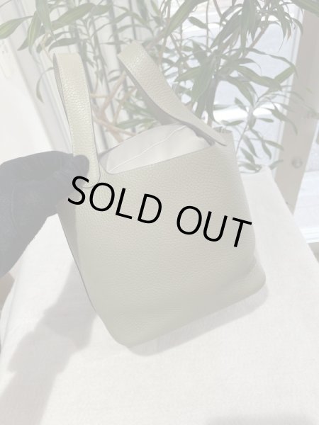 画像2: 【極美品】HERMES エルメス ピコタンロック 18 PM トリヨンクレマンス セージ シルバー金具 X刻印 別売り専用インナーピロー付き 中古 ハンドバッグ レディース 女性用 ブランド 本革 レザー カーフ グリーン グレー 希少 レア プレゼント ギフト バック (2)