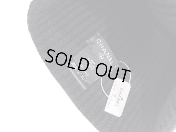画像6: 【新品】【未使用品】24B AW 最新作 CHANEL シャネル AAA410 B17819 NZL88 ロゴ ニットキャップ ビーニー カシミア　ブラック×ホワイト 帽子 ハット ニット帽 レディース 女性用 ブランド ファッション 黒×白 小物 希少 レア プレゼント ギフト (6)
