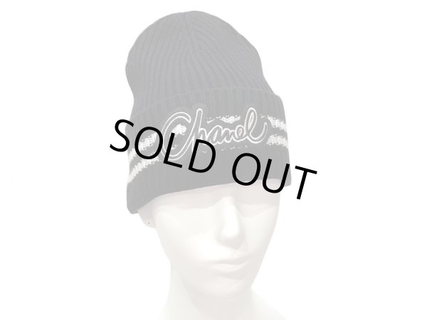画像1: 【新品】【未使用品】24B AW 最新作 CHANEL シャネル AAA410 B17819 NZL88 ロゴ ニットキャップ ビーニー カシミア　ブラック×ホワイト 帽子 ハット ニット帽 レディース 女性用 ブランド ファッション 黒×白 小物 希少 レア プレゼント ギフト (1)
