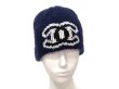 画像1: 【新品同様品】AW 新作 CHANEL シャネル AA8452 B08891 NJ232 ココマーク ニットキャップ ビーニー ウール×カシミヤ×シルク×ナイロン ネイビー×ホワイト×ブラック 22B 帽子 ニット帽 レディース 女性用 ブランド ファッション 希少 レア プレゼント (1)