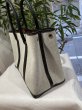 画像4: 【極美品】HERMES エルメス ガーデンパーティ 36 PM ボルデュック トワルアッシュ×ブッフル グレー シルバー金具 リボン柄 2006年限定 中古 ハンドバッグ トートバッグ レディース 女性用 本革 レザー ブラック ブランド 黒 希少 レア プレゼント ギフト バック (4)