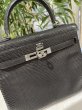画像4: 【新品同様品】HERMES エルメス ケリー 25 内縫い リザードマット ブラック ルテニウム金具 J刻印□ ヴィンテージ エキゾチックレザー 中古 ハンドバッグ ショルダーバッグ 2WAYバッグ 本革 ブランド 黒 レディース 女性用 希少 レア プレゼント ギフト バック (4)
