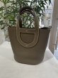 画像2: 【新品】【未使用品】HERMES エルメス インザループ 18 トリヨンクレマンス×スイフト エトゥープ シルバー金具 U刻印 ハンドバッグ レディース 女性用 ブランド 本革 レザー カーフ グレー 希少 レア プレゼント ギフト バック (2)