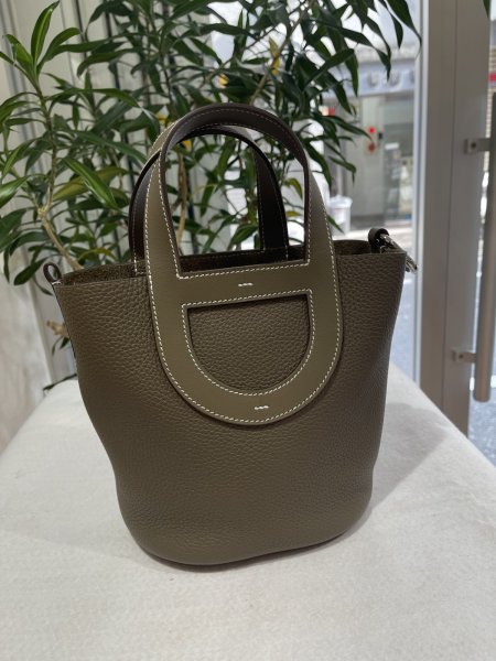 画像1: 【新品】【未使用品】HERMES エルメス インザループ 18 トリヨンクレマンス×スイフト エトゥープ シルバー金具 U刻印 ハンドバッグ レディース 女性用 ブランド 本革 レザー カーフ グレー 希少 レア プレゼント ギフト バック (1)