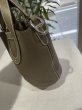 画像4: 【新品】【未使用品】HERMES エルメス インザループ 18 トリヨンクレマンス×スイフト エトゥープ シルバー金具 U刻印 ハンドバッグ レディース 女性用 ブランド 本革 レザー カーフ グレー 希少 レア プレゼント ギフト バック (4)