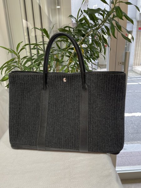 画像2: 【美品】HERMES エルメス ガーデンパーティ 43 MM プリーツフェルト×ブッフル ブラック シルバー金具 J刻印□ グレー×ブラック 中古 ハンドバッグ トートバッグ レディース 女性用 本革 レザー カーフ ブランド 黒 希少 レア プレゼント ギフト バック (2)