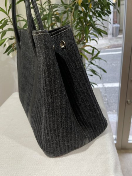 画像3: 【美品】HERMES エルメス ガーデンパーティ 43 MM プリーツフェルト×ブッフル ブラック シルバー金具 J刻印□ グレー×ブラック 中古 ハンドバッグ トートバッグ レディース 女性用 本革 レザー カーフ ブランド 黒 希少 レア プレゼント ギフト バック (3)