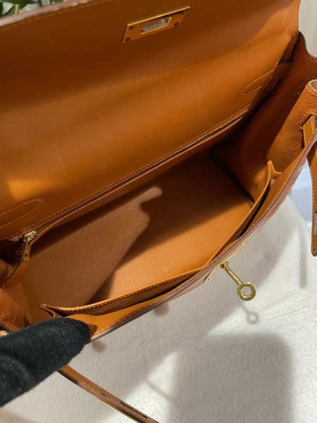 画像10: 【美品】HERMES エルメス ケリー 32 内縫い ボックスカーフ×ヴィブラート オレンジ ゴールド金具 I刻印□ コンビ 中古 ハンドバッグ ショルダーバッグ 2WAYバッグ レディース 女性用 ブランド ヴィンテージ 本革 レザー カーフ 希少 レア プレゼント ギフト バック (10)