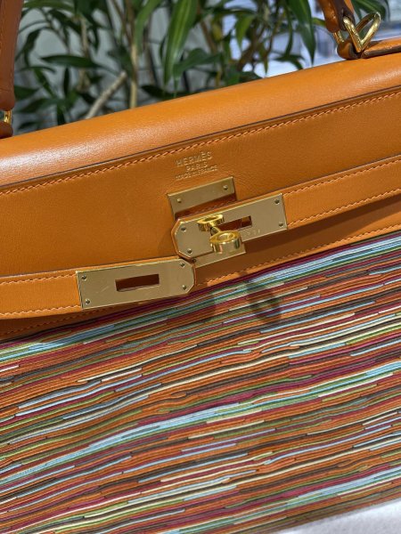 画像4: 【美品】HERMES エルメス ケリー 32 内縫い ボックスカーフ×ヴィブラート オレンジ ゴールド金具 I刻印□ コンビ 中古 ハンドバッグ ショルダーバッグ 2WAYバッグ レディース 女性用 ブランド ヴィンテージ 本革 レザー カーフ 希少 レア プレゼント ギフト バック (4)