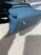 画像9: 【新品同様品】HERMES エルメス ミニケリー 20 内縫い トゴ ブルージーン シルバー金具 H刻印□ ヴィンテージ 中古 ハンドバッグ ショルダーバッグ 2WAYバッグ ポシェット レディース 女性用 ブランド 本革 レザー カーフ 青 希少 レア プレゼント ギフト バック (9)