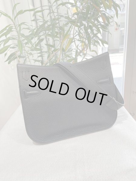 画像2: 【美品】HERMES エルメス ジプシエール 28 トリヨンクレマンス ブラック シルバー金具 O刻印□ 中古 ショルダーバッグ メッセンジャーバッグ 斜め掛け レディース 女性用 ブランド 本革 レザー カーフ 黒 希少 レア プレゼント ギフト バック (2)