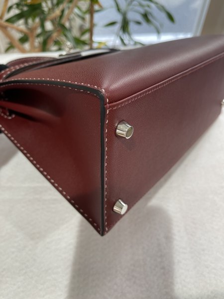 画像8: 【新品同様品】HERMES エルメス ケリー 28 外縫い Miss You ミスユー グレネムッシュ ルージュアッシュ シルバー金具 D刻印 コンビステッチ 中古 ハンドバッグ ショルダーバッグ 2WAYバッグ レディース 女性用 ブランド 本革 レザー 赤 レッド 希少 レア バック (8)