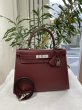 画像1: 【新品同様品】HERMES エルメス ケリー 28 外縫い Miss You ミスユー グレネムッシュ ルージュアッシュ シルバー金具 D刻印 コンビステッチ 中古 ハンドバッグ ショルダーバッグ 2WAYバッグ レディース 女性用 ブランド 本革 レザー 赤 レッド 希少 レア バック (1)