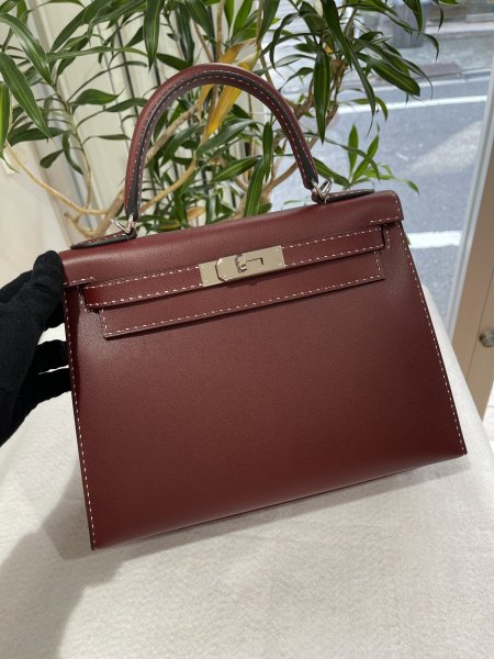 画像2: 【新品同様品】HERMES エルメス ケリー 28 外縫い Miss You ミスユー グレネムッシュ ルージュアッシュ シルバー金具 D刻印 コンビステッチ 中古 ハンドバッグ ショルダーバッグ 2WAYバッグ レディース 女性用 ブランド 本革 レザー 赤 レッド 希少 レア バック (2)