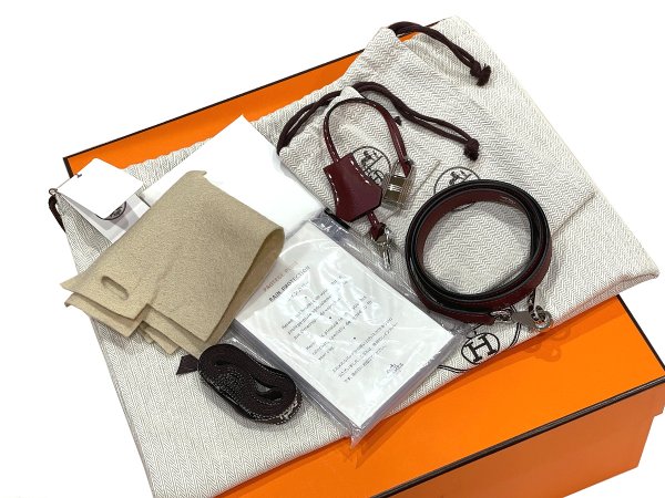 画像10: 【新品同様品】HERMES エルメス ケリー 28 外縫い Miss You ミスユー グレネムッシュ ルージュアッシュ シルバー金具 D刻印 コンビステッチ 中古 ハンドバッグ ショルダーバッグ 2WAYバッグ レディース 女性用 ブランド 本革 レザー 赤 レッド 希少 レア バック (10)