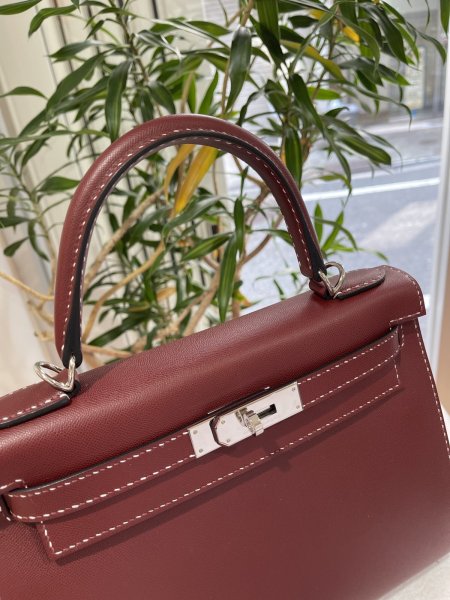 画像6: 【新品同様品】HERMES エルメス ケリー 28 外縫い Miss You ミスユー グレネムッシュ ルージュアッシュ シルバー金具 D刻印 コンビステッチ 中古 ハンドバッグ ショルダーバッグ 2WAYバッグ レディース 女性用 ブランド 本革 レザー 赤 レッド 希少 レア バック (6)