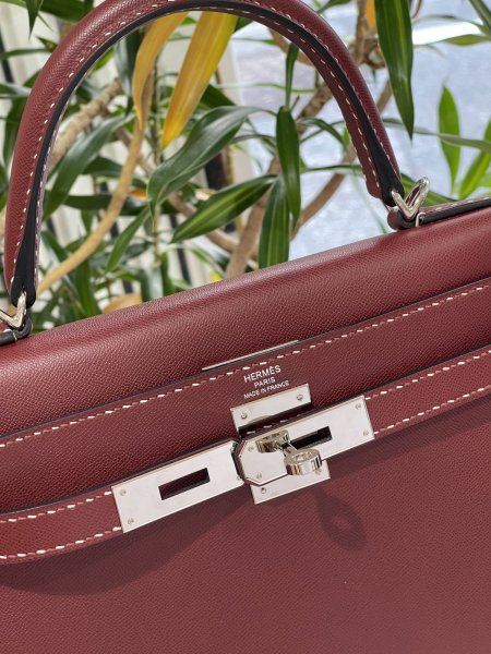 画像4: 【新品同様品】HERMES エルメス ケリー 28 外縫い Miss You ミスユー グレネムッシュ ルージュアッシュ シルバー金具 D刻印 コンビステッチ 中古 ハンドバッグ ショルダーバッグ 2WAYバッグ レディース 女性用 ブランド 本革 レザー 赤 レッド 希少 レア バック (4)